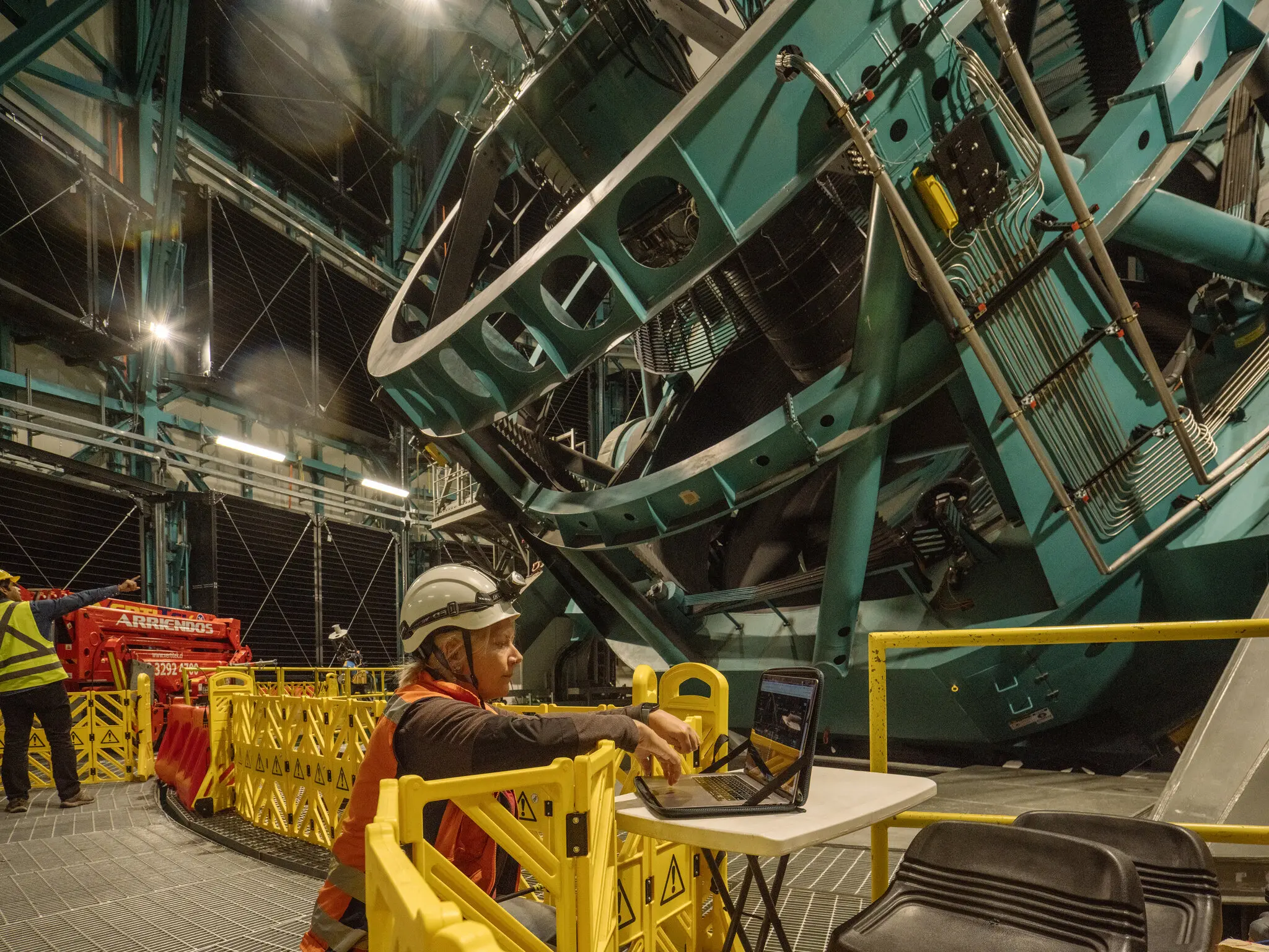 Аліша Шугарт, заступниця менеджера зі спостережень, біля основи телескопа обсерваторії Віри Рубін.